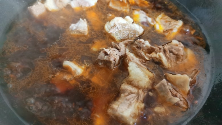 麻辣牛肉面,加入切好的牛腩块煮开。麻辣鲜香的牛肉面汤头做好了。