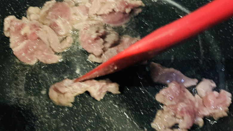葱爆羊肉片,把腌制好的羊肉倒锅里，大火滑油，变色先捞起；