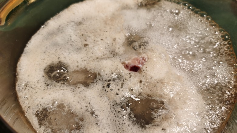 花生莲藕排骨汤,当排骨煮出血沫后，关火把排骨捞出，用温水洗去杂质及血沫。
