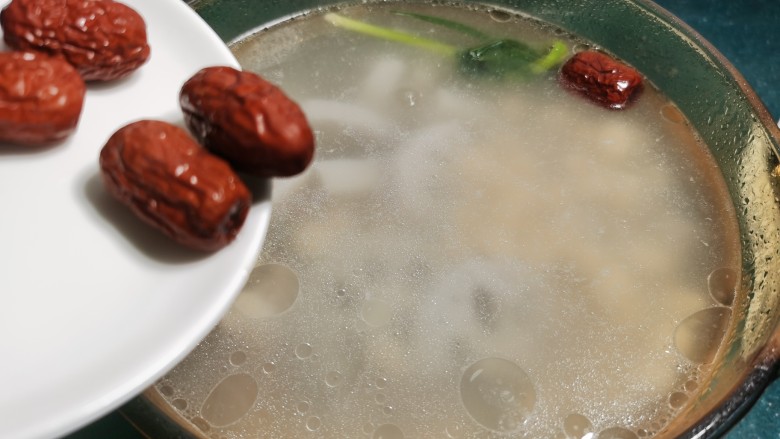 花生莲藕排骨汤,放入清洗好的红枣。
