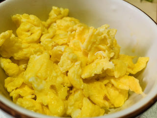 茼蒿炒鸡蛋,盛出先放碗里；