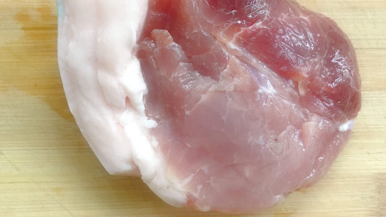 豌豆炒肉,准备好猪肉，去皮后将瘦肉、肥肉分别切成丁。