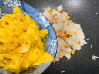 菠萝虾仁炒饭,倒入炒熟的鸡蛋
