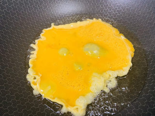 菠萝虾仁炒饭,起油锅倒入鸡蛋液