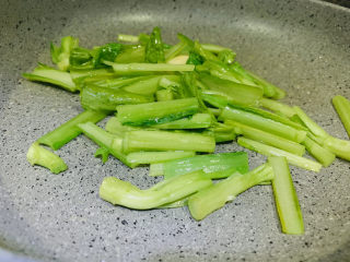 清炒芥菜,先把茎放锅里炒断生；