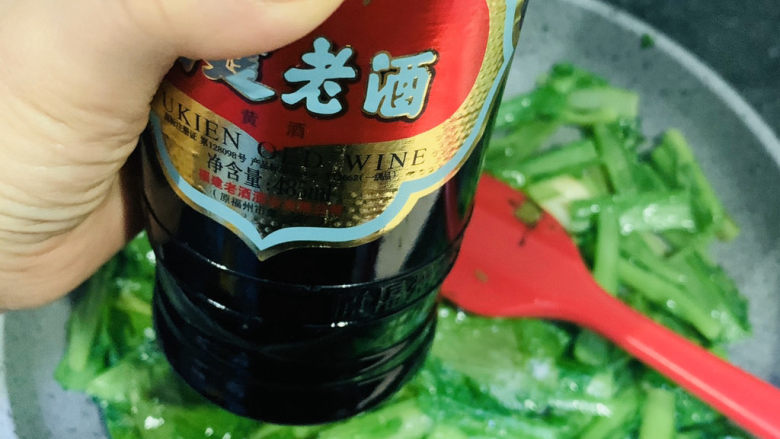 清炒芥菜,加少许<a style='color:red;display:inline-block;' href='/shicai/ 718'>料酒</a>；