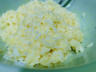 芥菜饭,将米饭和蛋搅拌均匀；