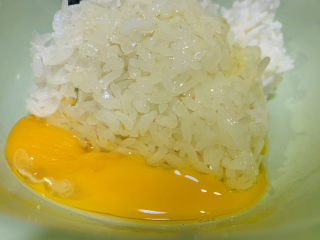 芥菜饭,一个蛋打入米饭中；