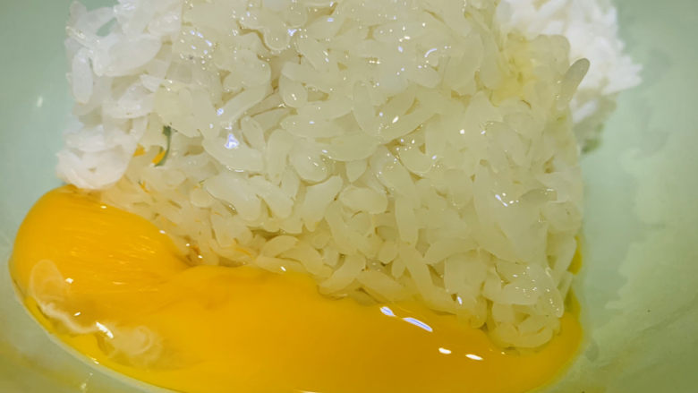芥菜饭,一个蛋打入米饭中；
