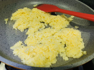 芥菜饭,锅里倒1勺油，放入米饭炒香；