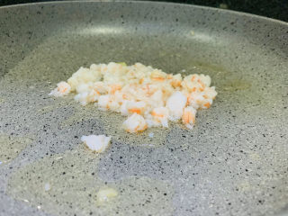 芥菜饭,锅里加2勺油，把虾仁碎加入炒香；