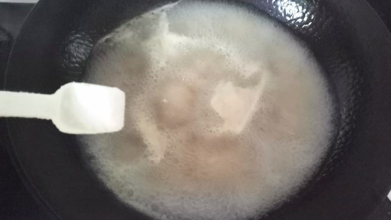 芦笋紫菜汤,肉烧熟放入一勺盐，除去浮沫