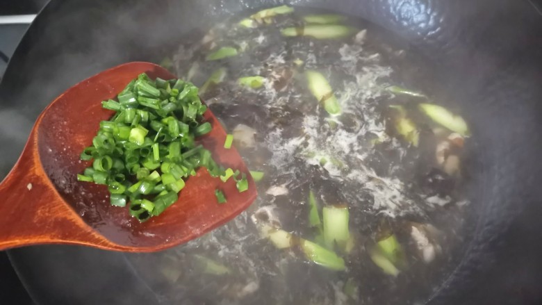 芦笋紫菜汤,散上葱花就可以出锅了