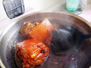 金典红烧肉,慢慢的汤会变得浓稠