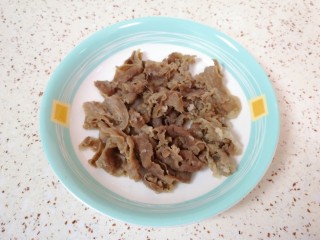 蒜苔炒牛肉卷,锅里放水烧开，下入牛肉卷焯熟，盛出备用。