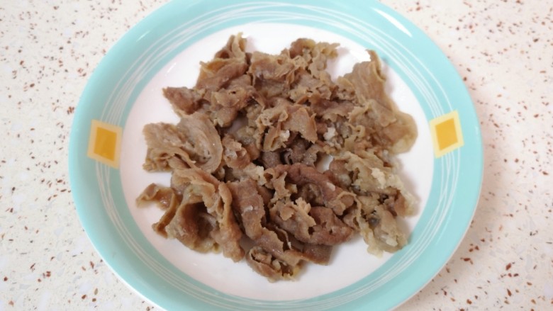 蒜苔炒牛肉卷,锅里放水烧开，下入牛肉卷焯熟，盛出备用。