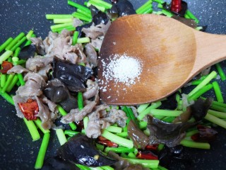 蒜苔炒牛肉卷,放蘑菇精提味。