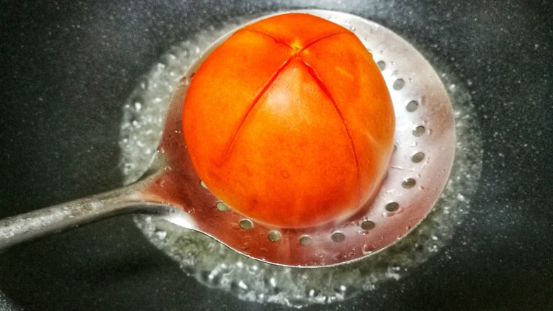 紫菜番茄豆腐汤,<a style='color:red;display:inline-block;' href='/shicai/ 59'>番茄</a>划十字刀煮两分钟。