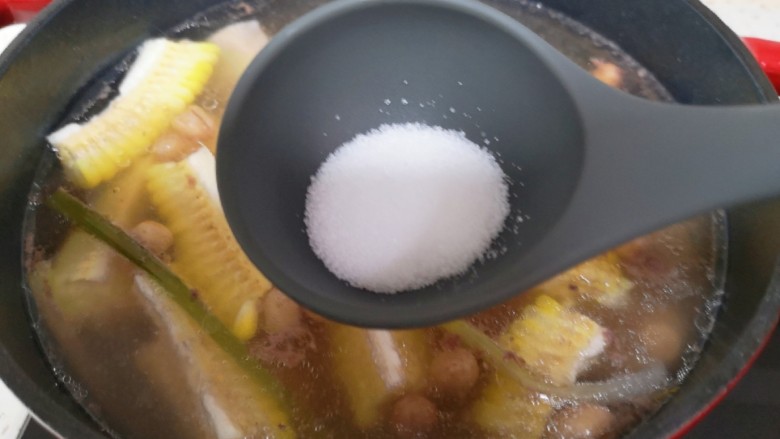 花生莲藕排骨汤,放盐调味。