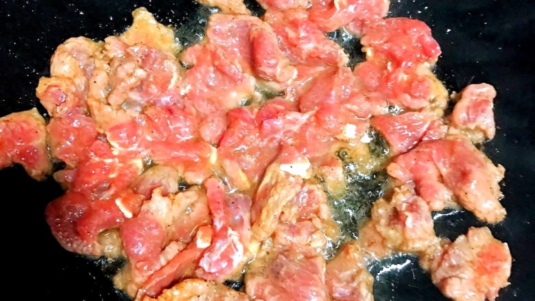 芦笋炒肉片,起锅烧油，把味好的肉放入锅中翻炒。