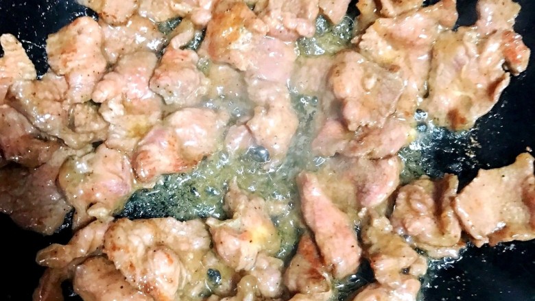 芦笋炒肉片,把肉炒的七八成熟。