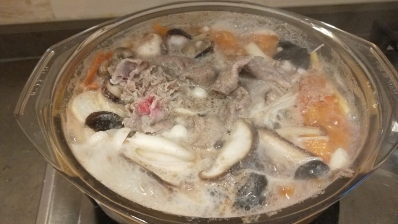 酸汤牛肉,用筷子搅拌均匀。