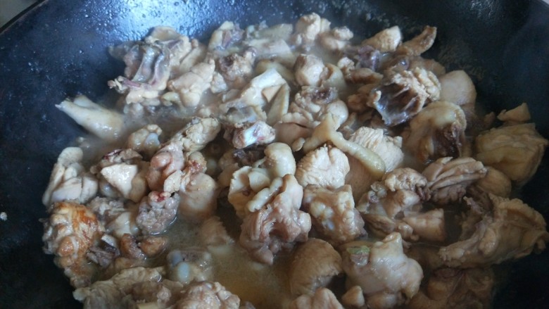 砂锅炖羊肉,炒出水分放入调料炒均匀。