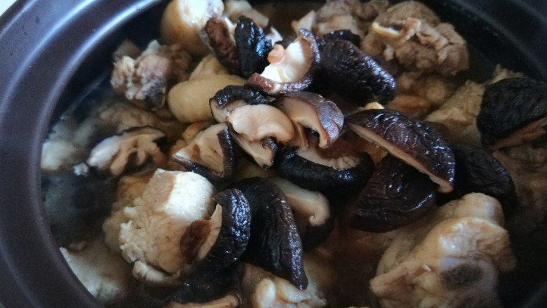 砂锅炖羊肉,加入香菇。