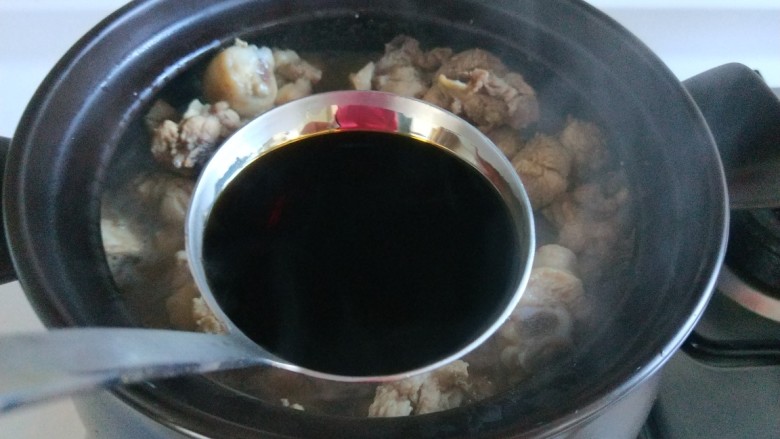 砂锅炖羊肉,加入酱油。