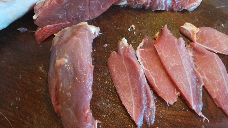 砂锅炖羊肉,羊肉切片，剩下切成块
