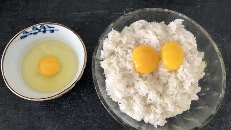 菠萝虾仁炒饭,一碗米饭加蛋黄2个搅拌均匀，剩下2个蛋清加一个鸡蛋打散