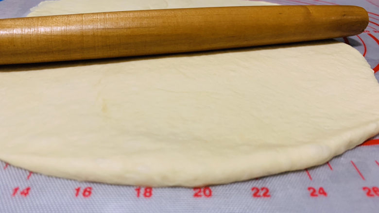 芒果披萨,用擀面杖擀成披萨盘形状，比披萨盘小一点；