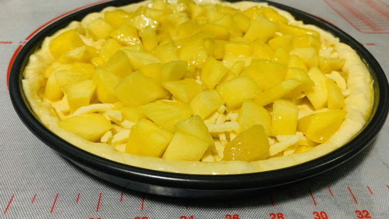 芒果披萨,铺上一层芒果粒；