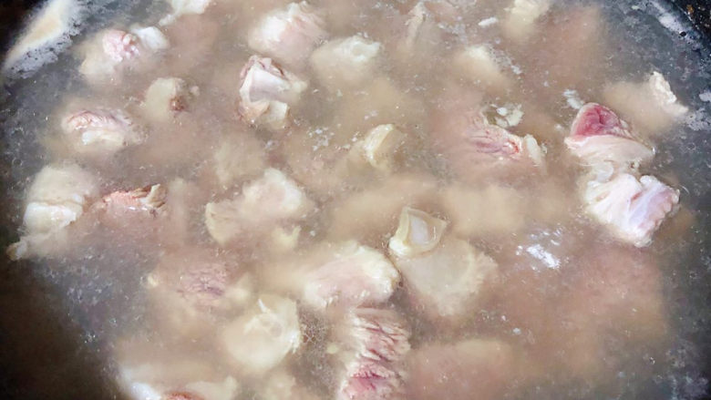 麻辣牛肉面,锅中烧开水放入牛肉焯水去除油脂和杂质