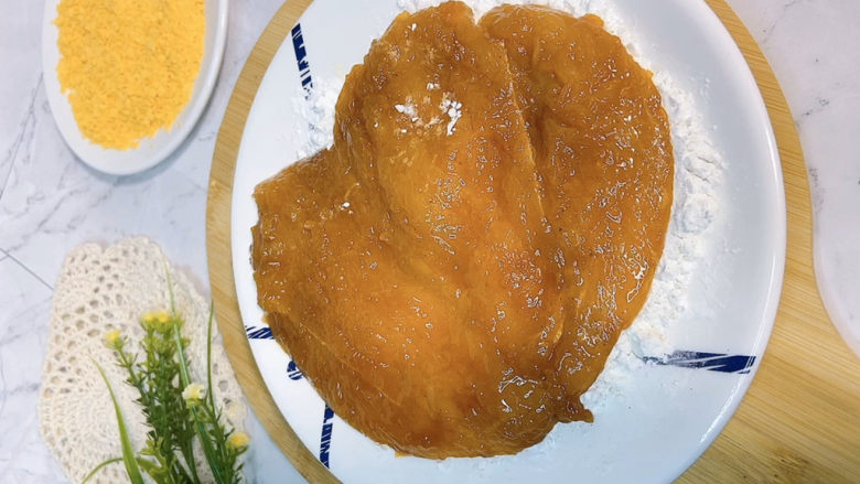 香酥鸡排,腌制好的鸡排先裹一层淀粉