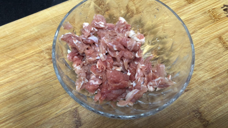 生滚牛肉粥➕一粥一饭暖人心,牛肉去掉肥肉部分，切小粒或切片。