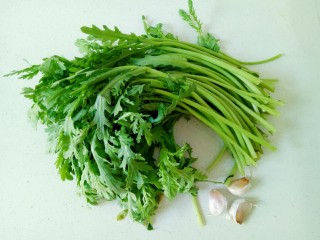 蒜泥茼蒿,准备一把新鲜的茼蒿菜和蒜瓣