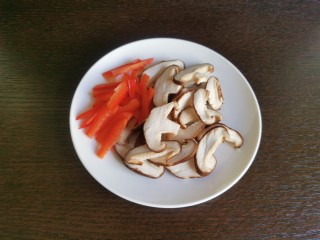 蒜苔炒牛肉,把红椒和香菇切好备用。