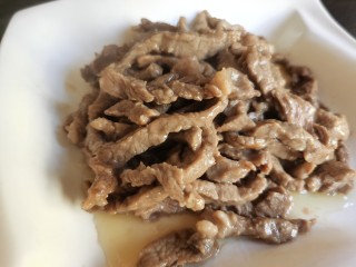 蒜苔炒牛肉,滑好的牛肉丝非常嫩滑，一点不柴。