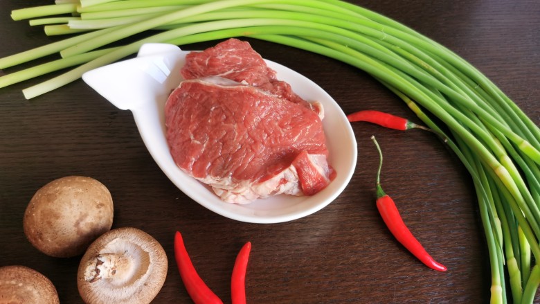 蒜苔炒牛肉,准备所需要的食材。