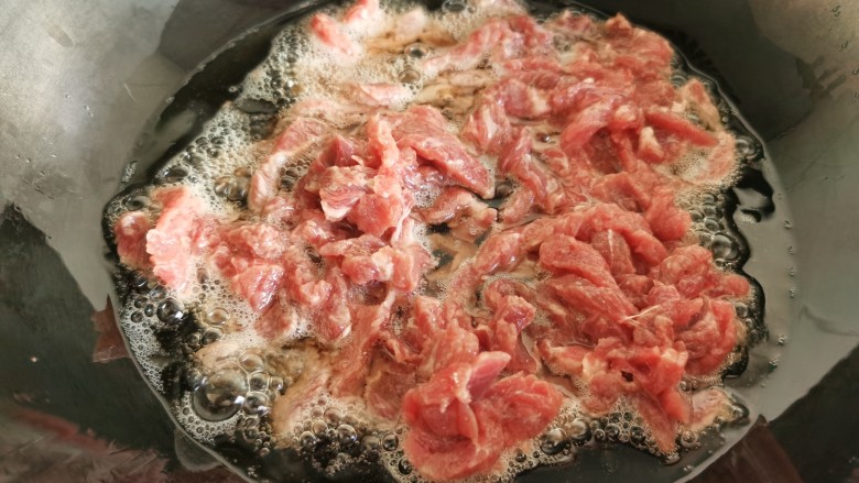 蒜苔炒牛肉,炒锅放入多一些的油，放入牛肉丝，用炒勺将牛肉丝滑散，至肉丝变色后捞起控油待用。敲重点：滑炒肉丝不是炸肉丝，油要多放，油温不能太高，只需要烧至3成热时，就可以放牛肉丝。