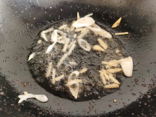 蒜苔炒牛肉,锅里留底油，放入葱姜爆香。