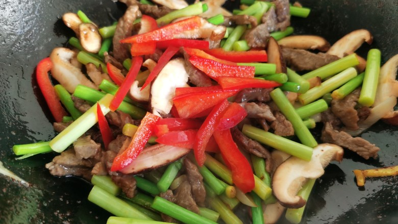 蒜苔炒牛肉,加入红椒，让菜品颜色更丰富。