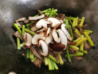 蒜苔炒牛肉,放入蒜苔和香菇。