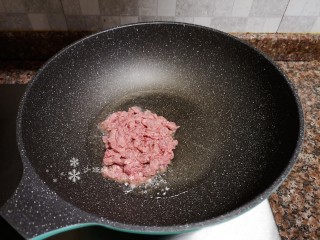 蒜苔炒牛肉,放入牛肉丝快速翻炒变色断生。