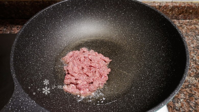 蒜苔炒牛肉,放入牛肉丝快速翻炒变色断生。