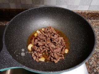 蒜苔炒牛肉,放入牛肉翻炒均匀。