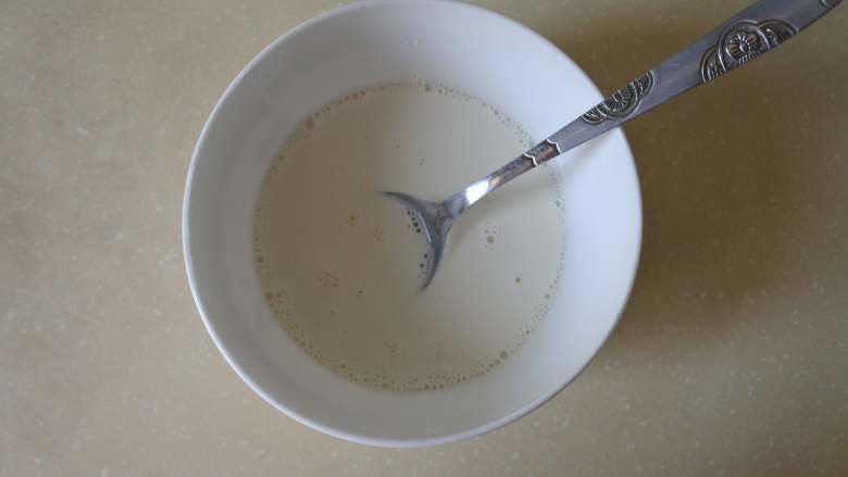没有鱼胶粉也能做的抹茶牛奶小方,玉米淀粉加入一些牛奶调成淀粉浆