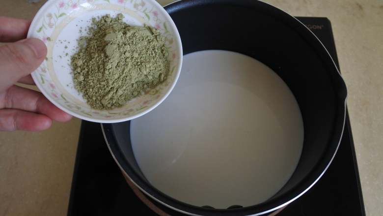 没有鱼胶粉也能做的抹茶牛奶小方,剩下的牛奶倒入不粘锅里，放入抹茶粉和砂糖搅匀