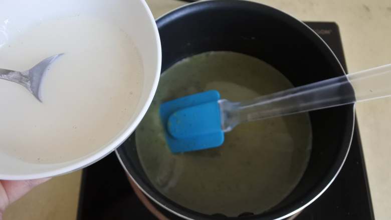 没有鱼胶粉也能做的抹茶牛奶小方,加热至80度，把糖搅化。倒入牛奶淀粉液